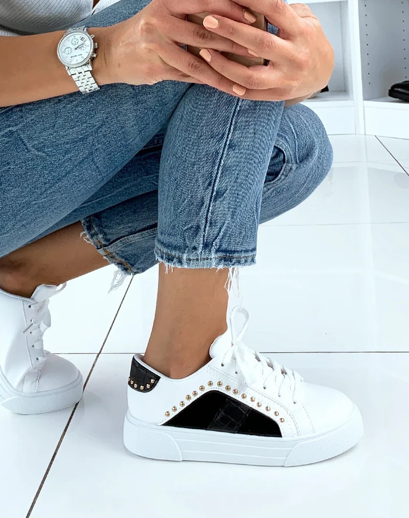 Baskets cloutées blanches et noires effet croco