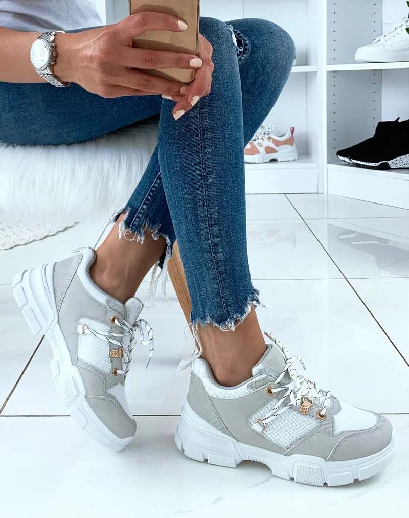 Baskets bi-matières blanches et grises à semelles compensées et à lacets fantaisies