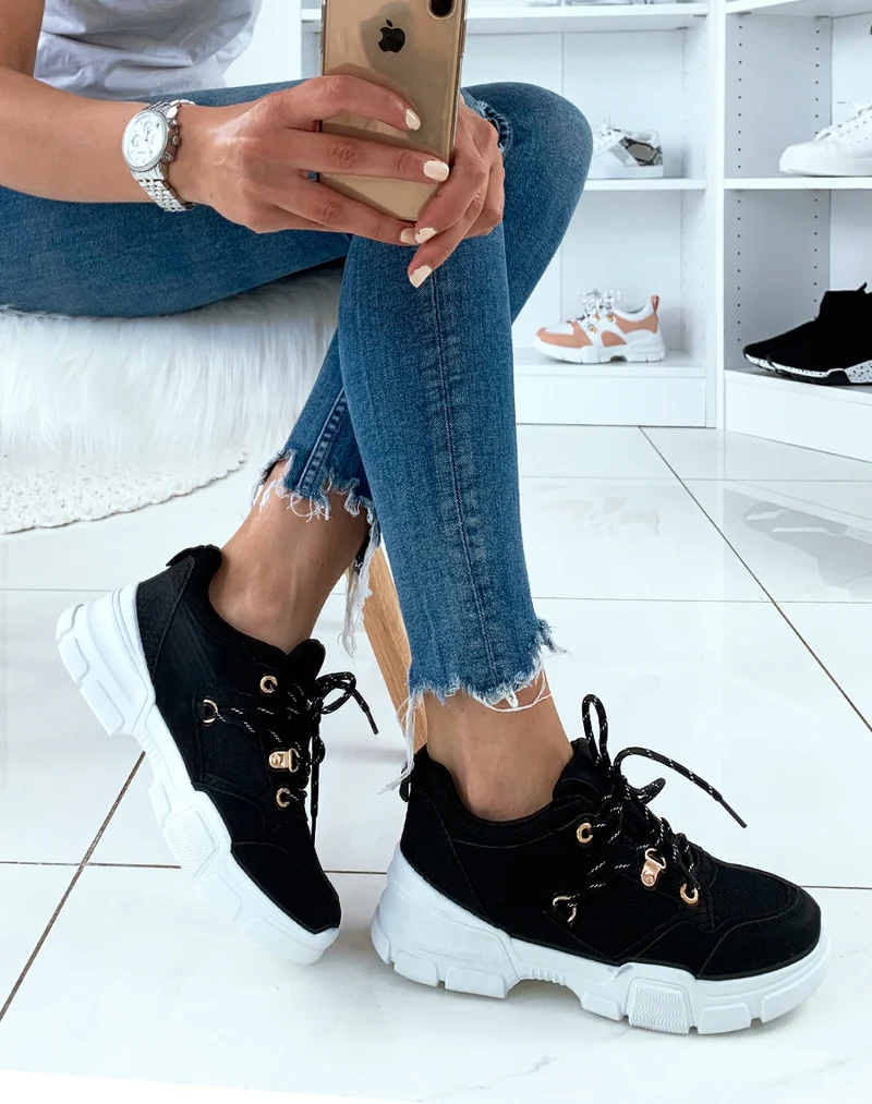 Baskets bi-matières blanches et noires à semelles compensées et à lacets fantaisies