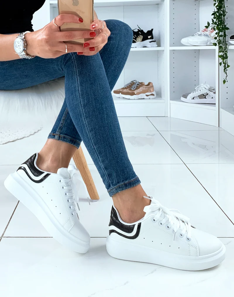 Baskets blanches à empiècements noirs effet croco et blanc