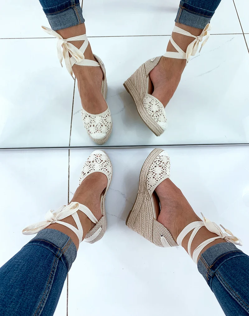 Espadrilles à talons compensés en dentelle beige à lacets