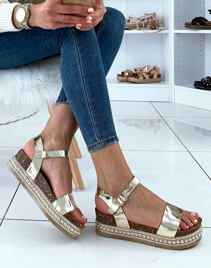 Sandales dorées à semelles compensées