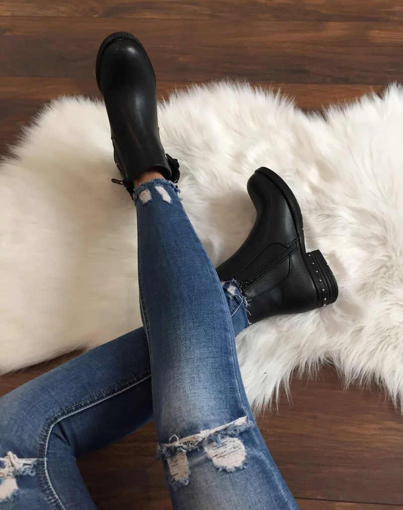 Bottines noires à noeud et oeillets