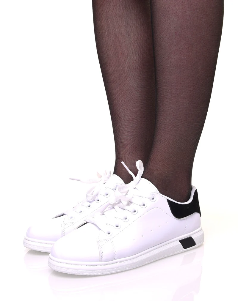 Baskets blanches à lacets avec détails noirs