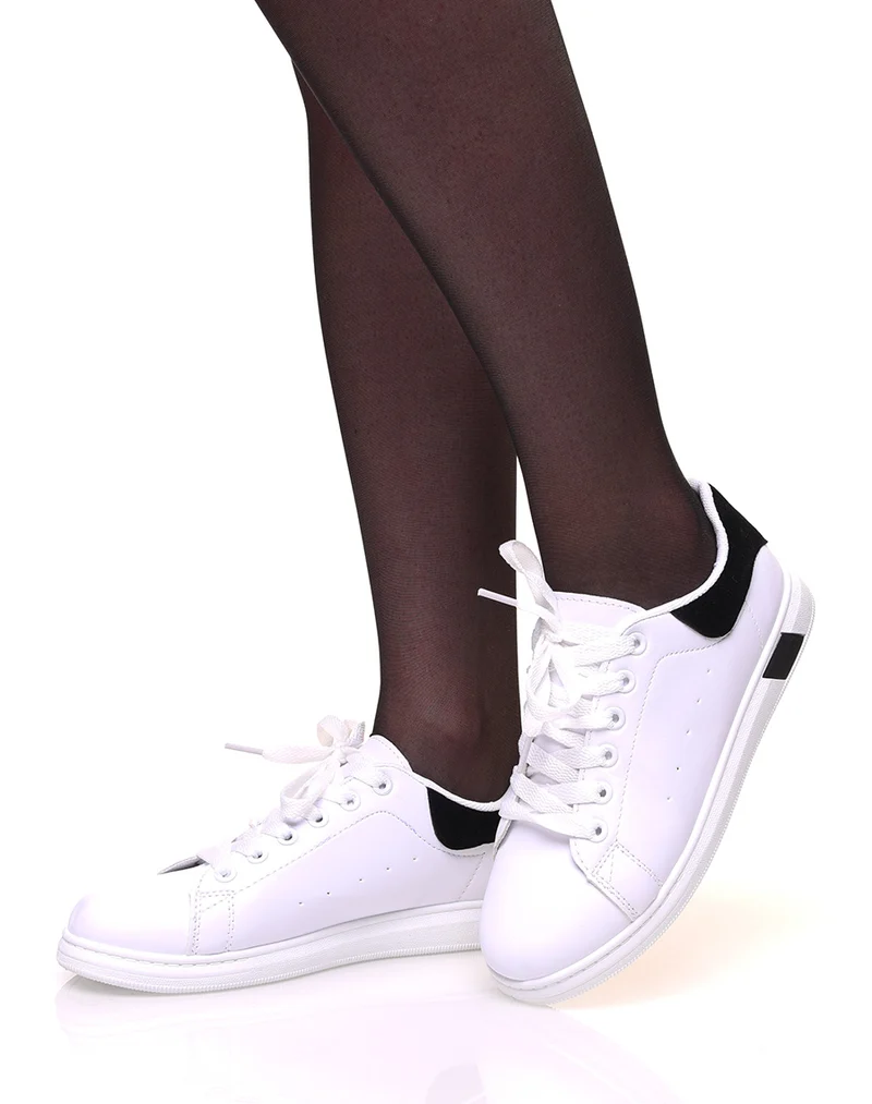Baskets blanches à lacets avec détails noirs