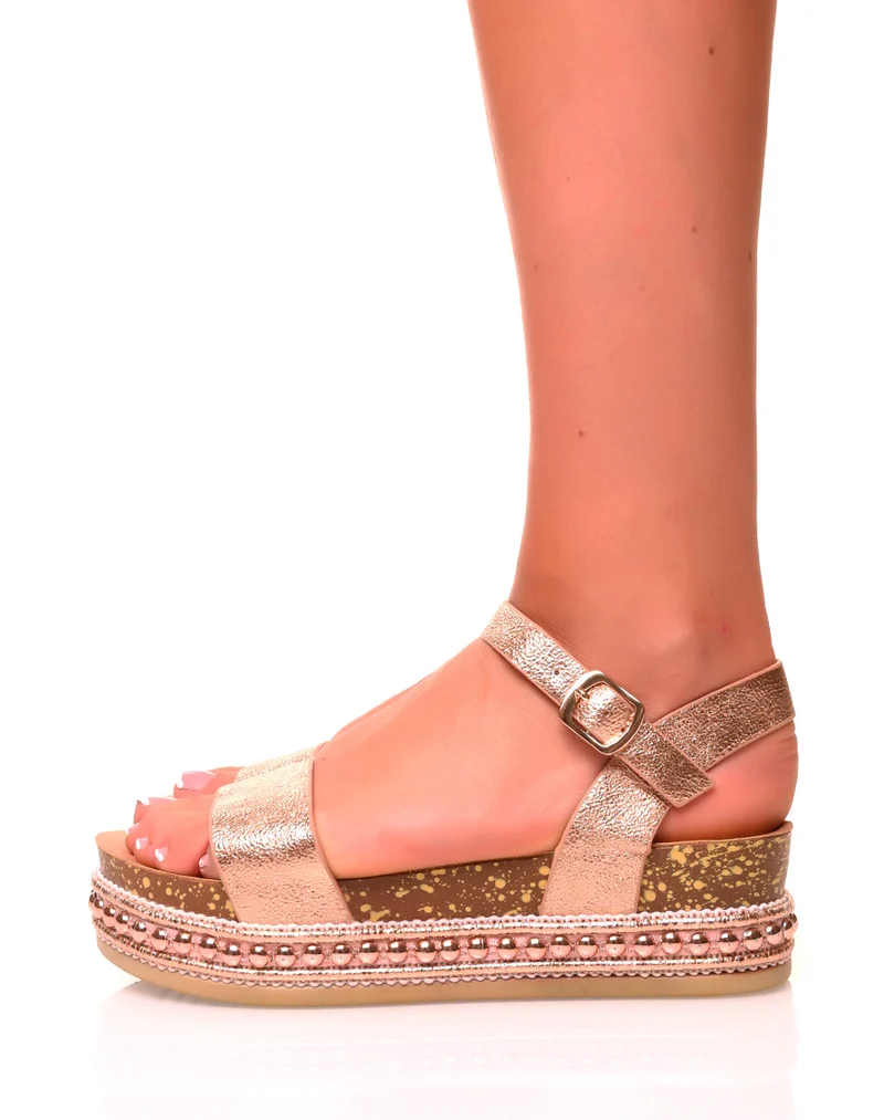 Sandales grainées vernies rose gold à plateformes et clous