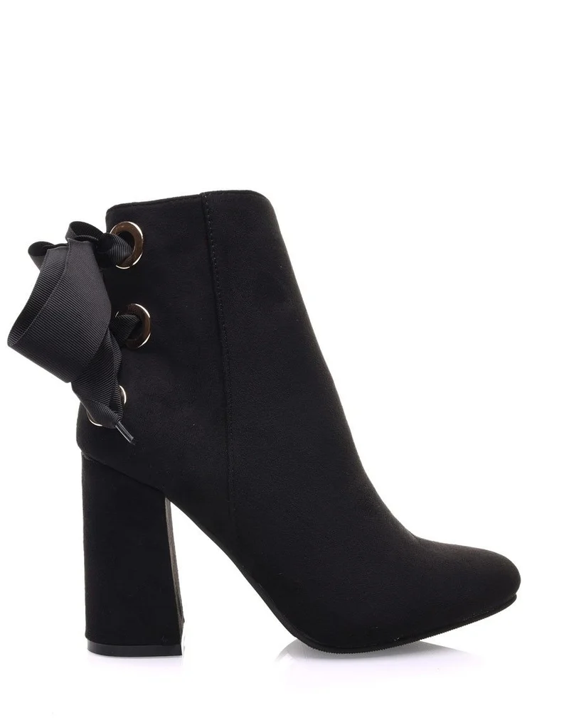 Bottines noires en suédine à talons et lacets satin