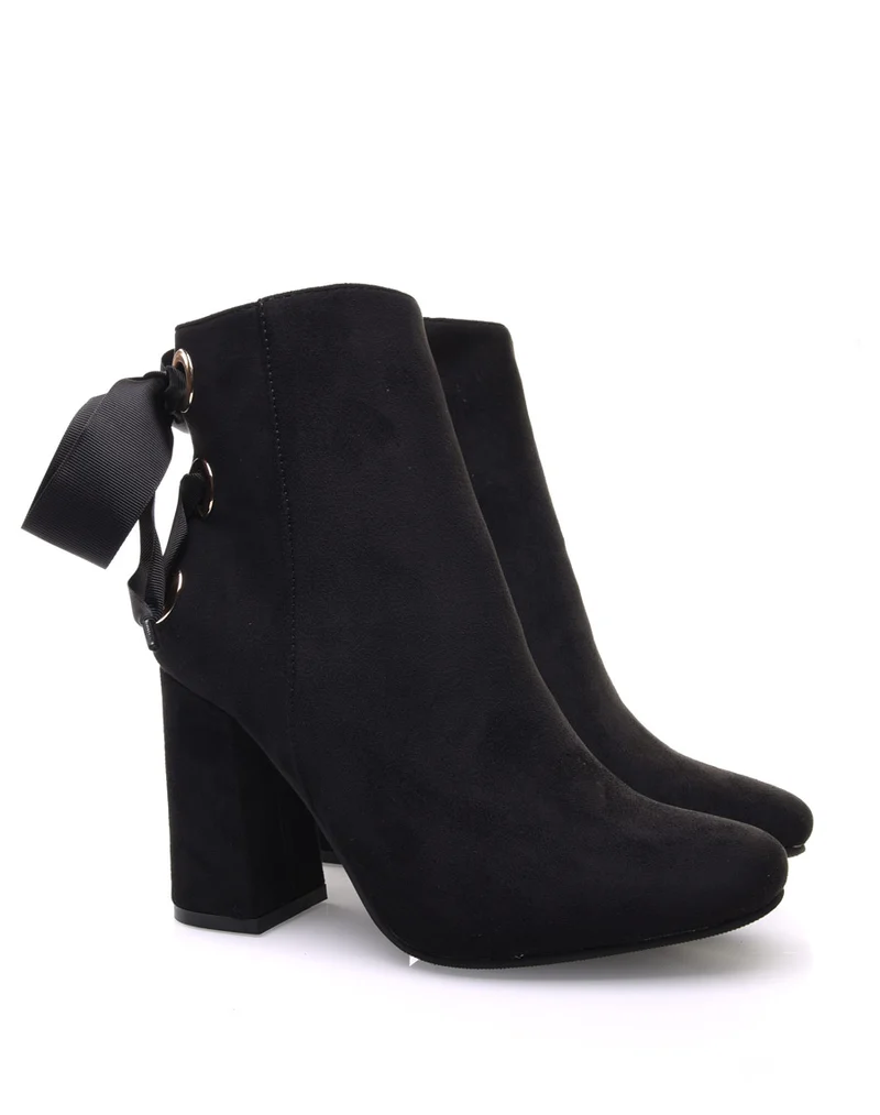 Bottines noires en suédine à talons et lacets satin