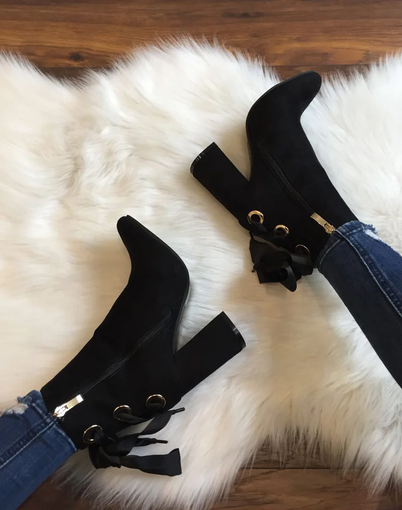 Bottines noires en suédine à talons et lacets satin