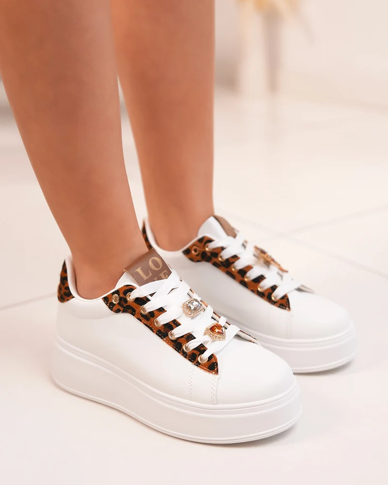 Basket femme blanche et léopard tendance avec bijoux scintillants