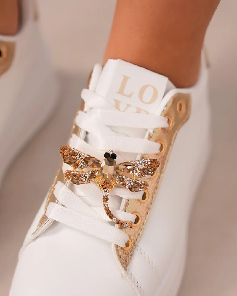 Basket femme blanche et dorée tendance avec bijoux élégants