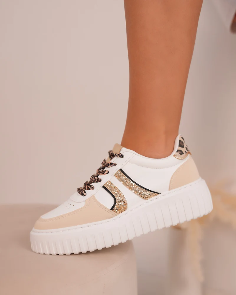 Basket femme blanche avec rayures dorées, lacets léopard et semelle épaisse