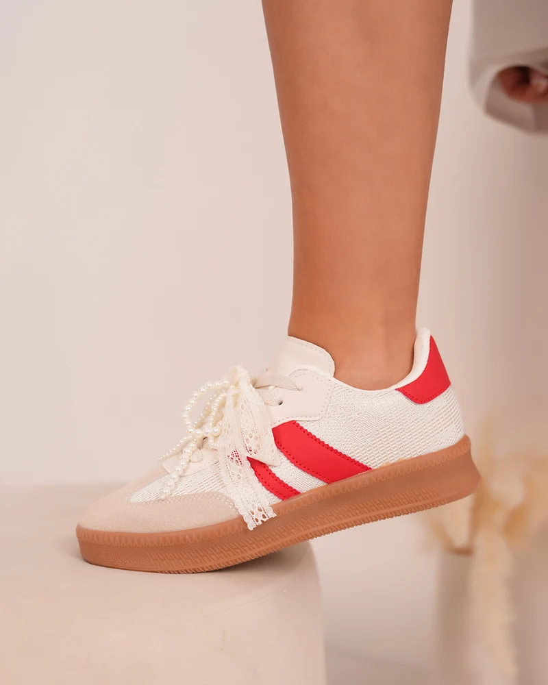 Basket femme blanche et rouge avec dentelle, perles et semelle marron