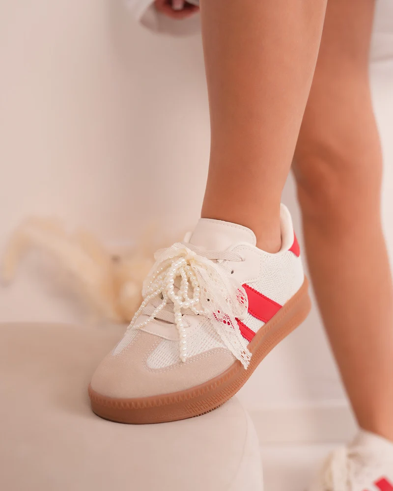 Basket femme blanche et rouge avec dentelle, perles et semelle marron