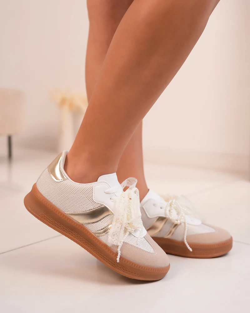Basket femme blanche et dorée avec dentelle, perles et semelle marron