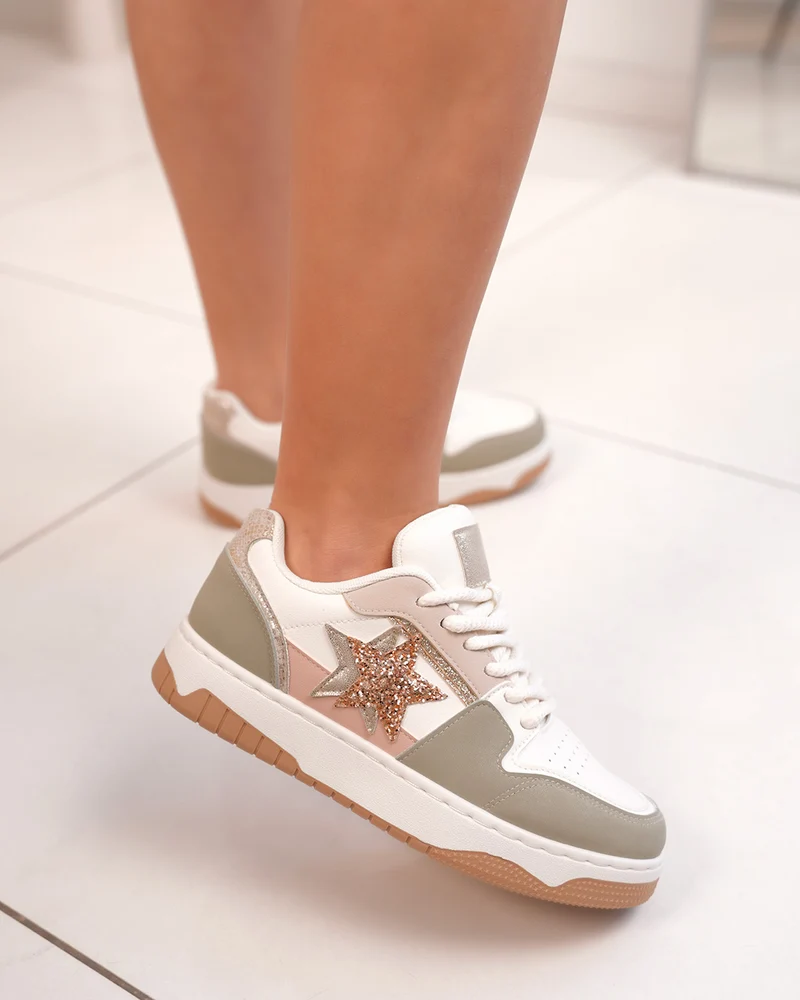 Basket femme blanche, beige et verte avec étoiles dorées pailletées et lacets épais