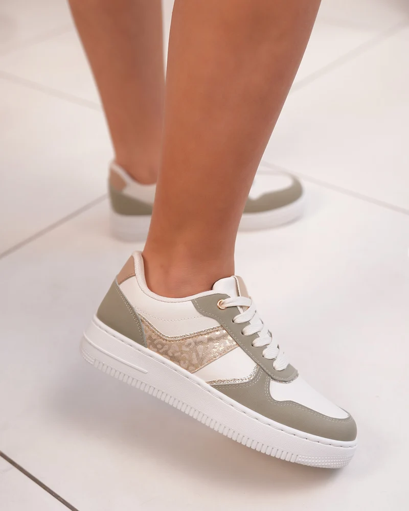 Basket femme blanche et vert clair élégante avec détail léopard doré