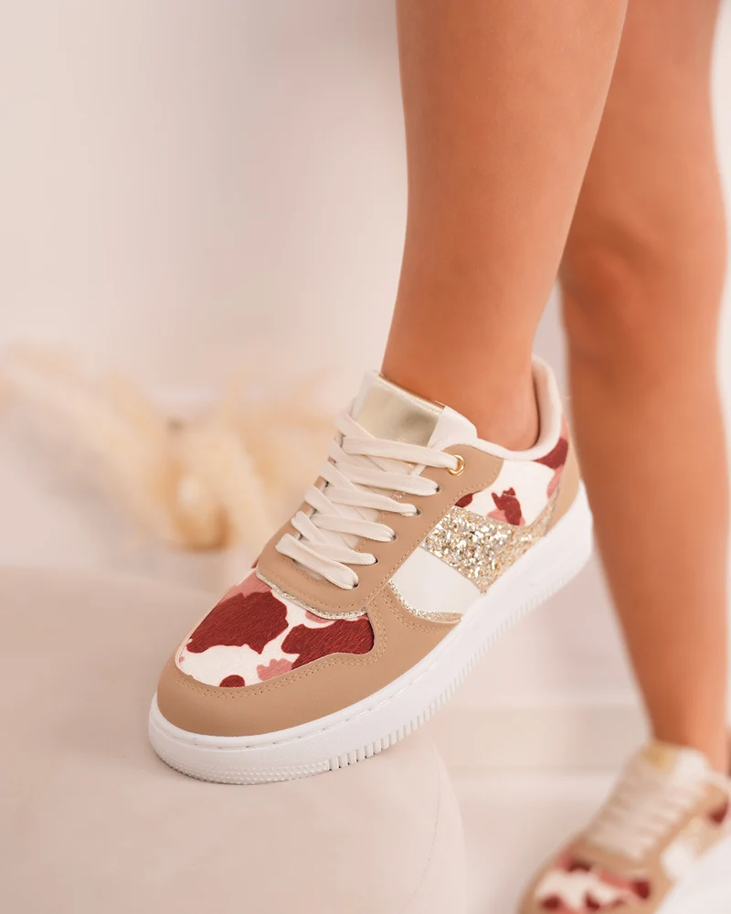 Basket femme blanche et beige tendance avec motif vache et paillettes dorées