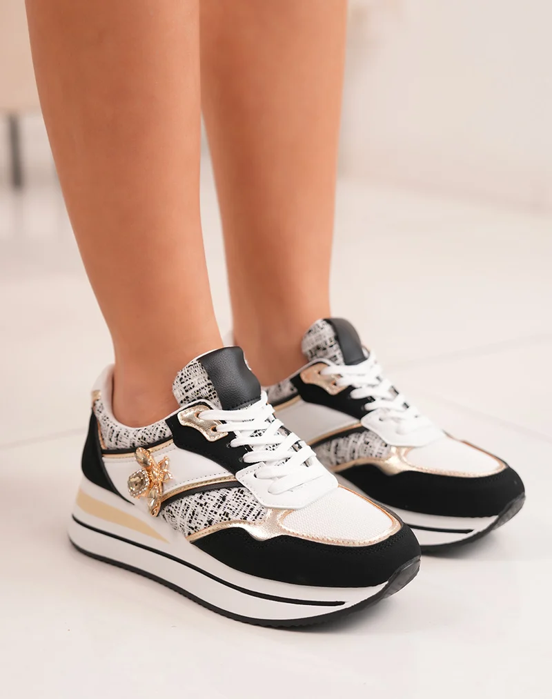 Baskets femme en suédine noire avec bijou abeille doré et détails tissés