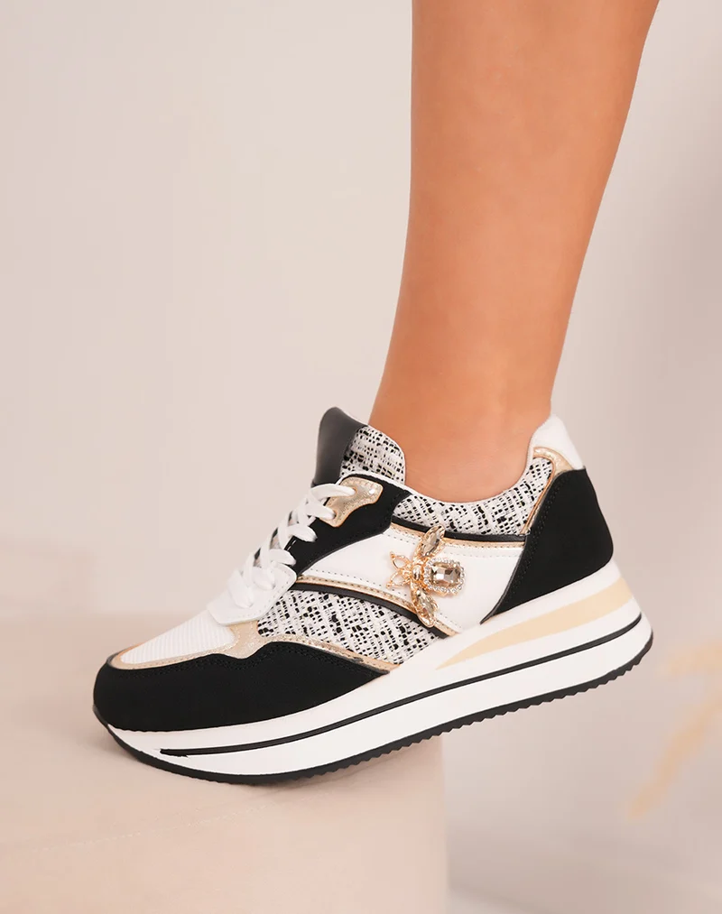 Baskets femme en suédine noire avec bijou abeille doré et détails tissés