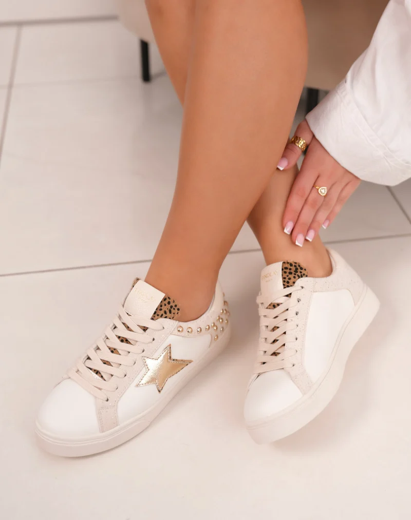 Baskets femme FINDLAY blanches à étoile dorée et détails cloutés tendance
