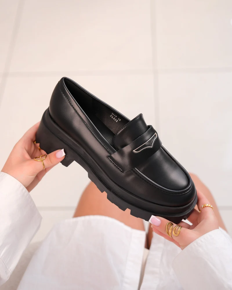 Mocassins femme noirs avec détail argenté et semelle crantée