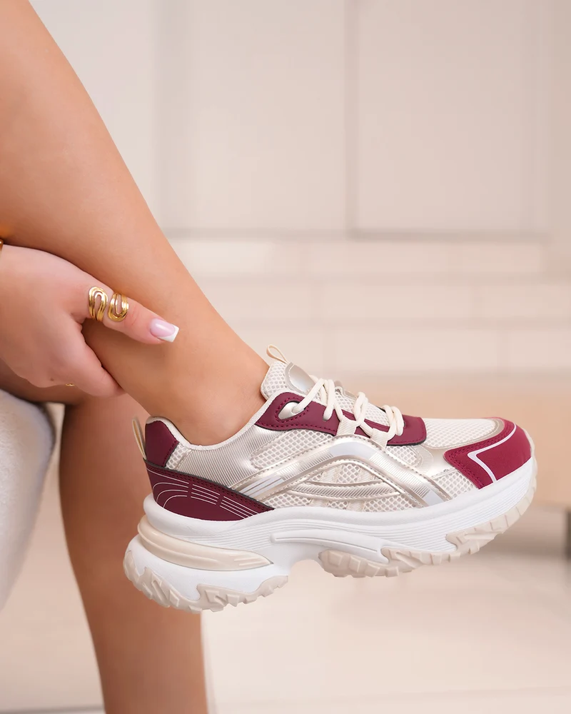 Basket blanche et bordeaux femme avec détails dorés et semelle épaisse