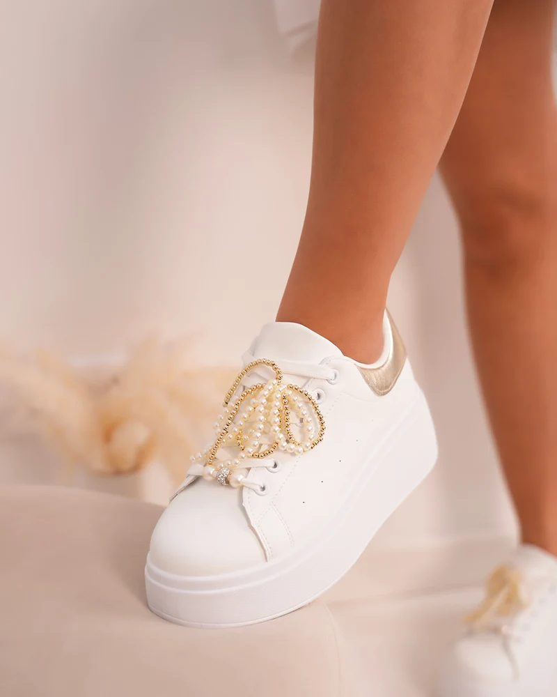 Basket blanche femme avec empiècement doré et lacets ornés de perles