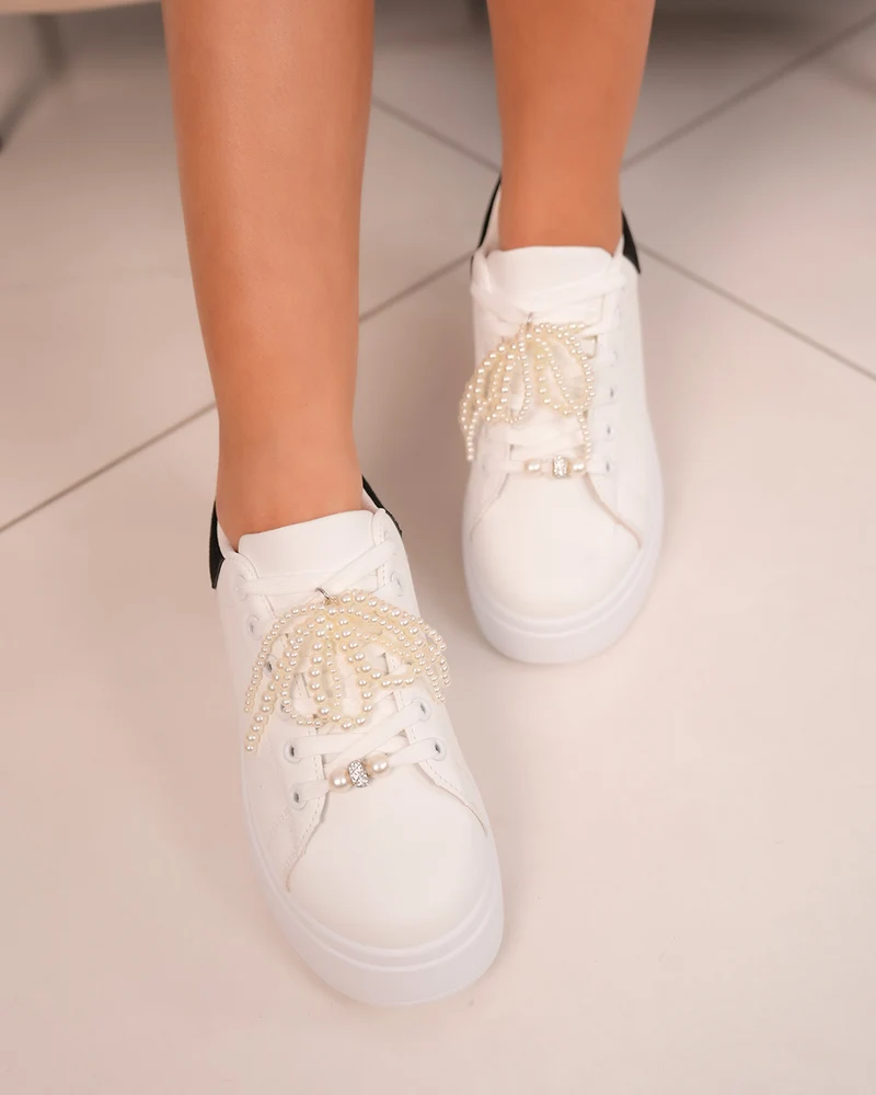 Basket blanche femme avec empiècement noir et lacets perles élégants