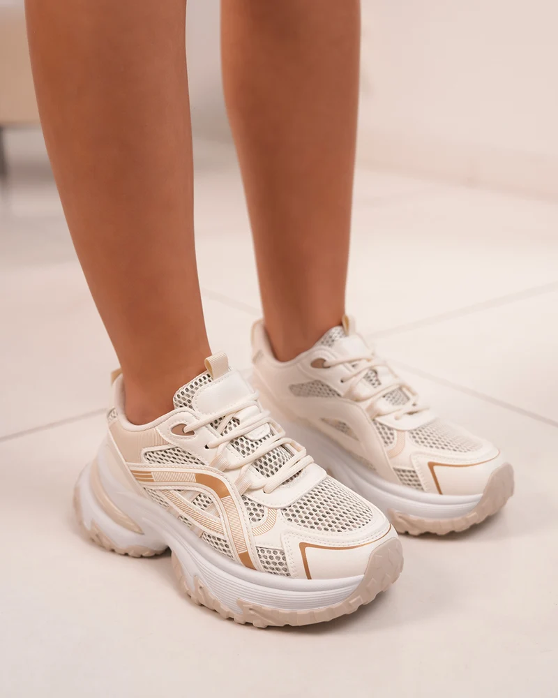 Basket beige et blanche femme avec empiècements en tissu et semelle épaisse