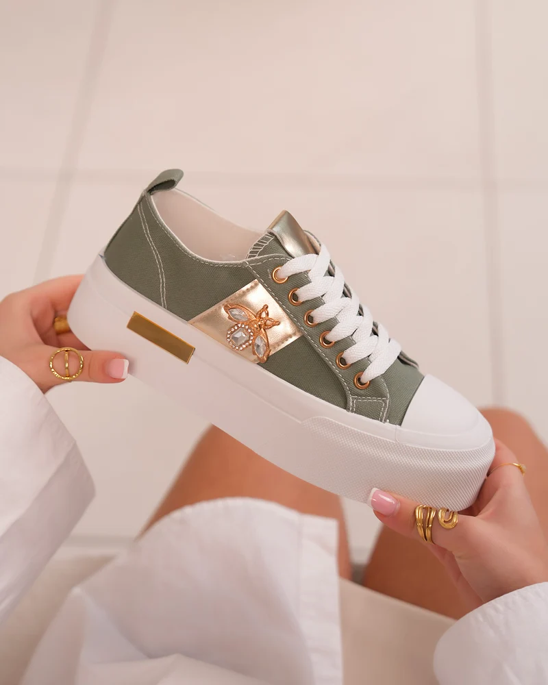 Basket verte pour femme avec détails dorés et bijou libellule scintillant