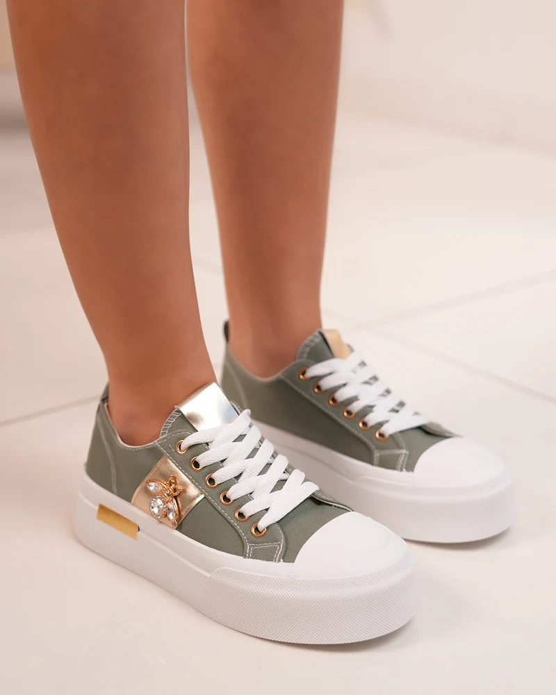 Basket verte pour femme avec détails dorés et bijou libellule scintillant