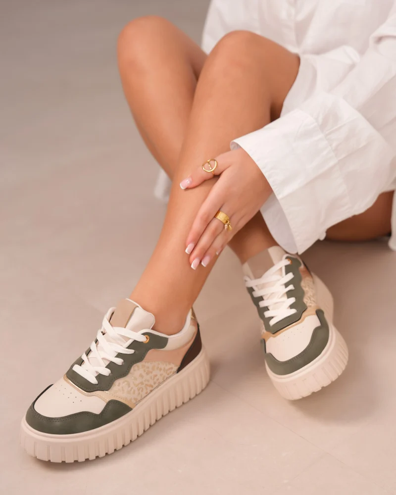 Basket femme beige et verte avec imprimé léopard et touches dorées