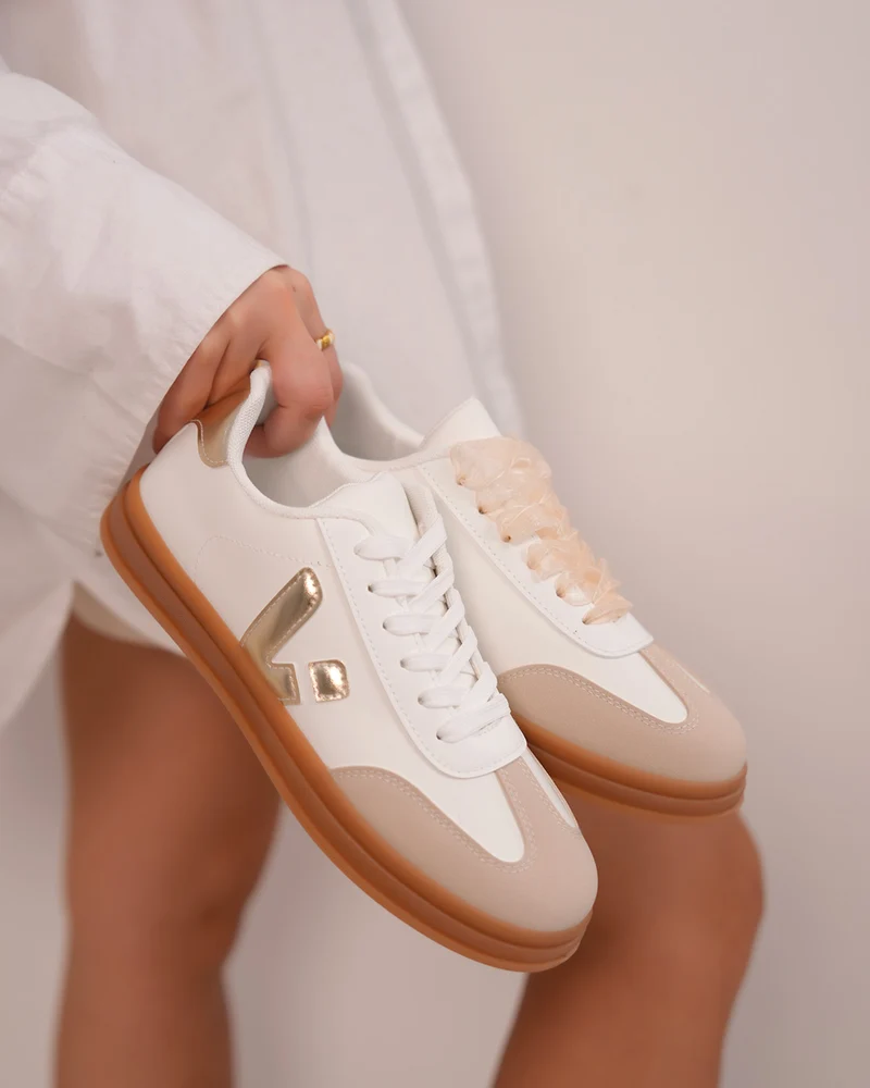 Basket femme blanche avec détails dorés et semelle marron