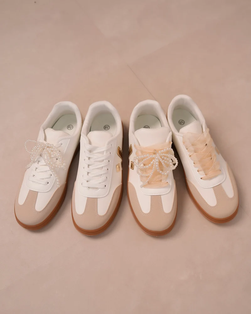 Basket femme blanche avec détails dorés et semelle marron
