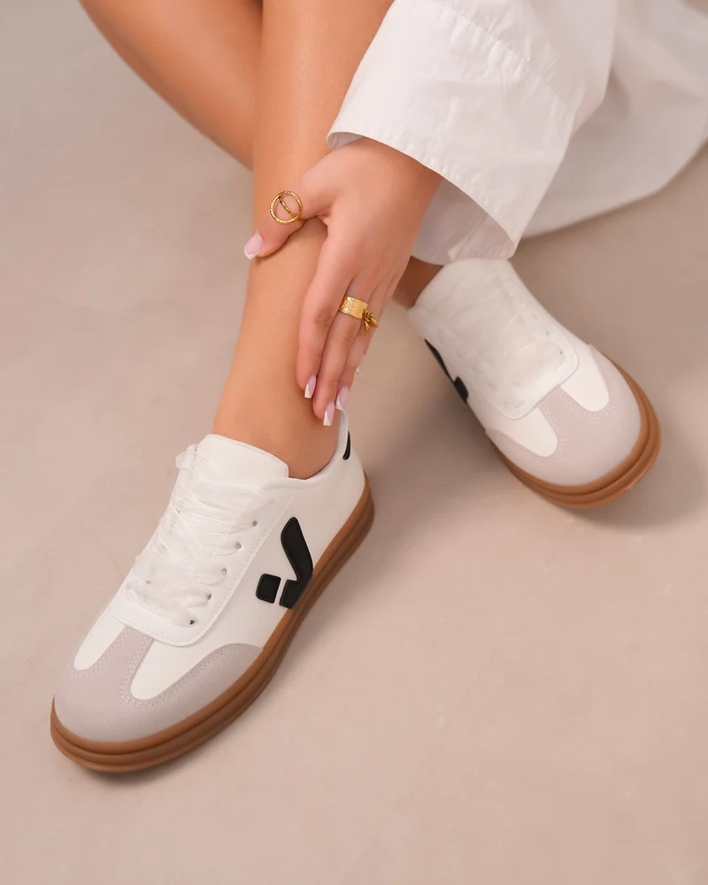 Basket femme blanche avec détails noirs et semelle marron