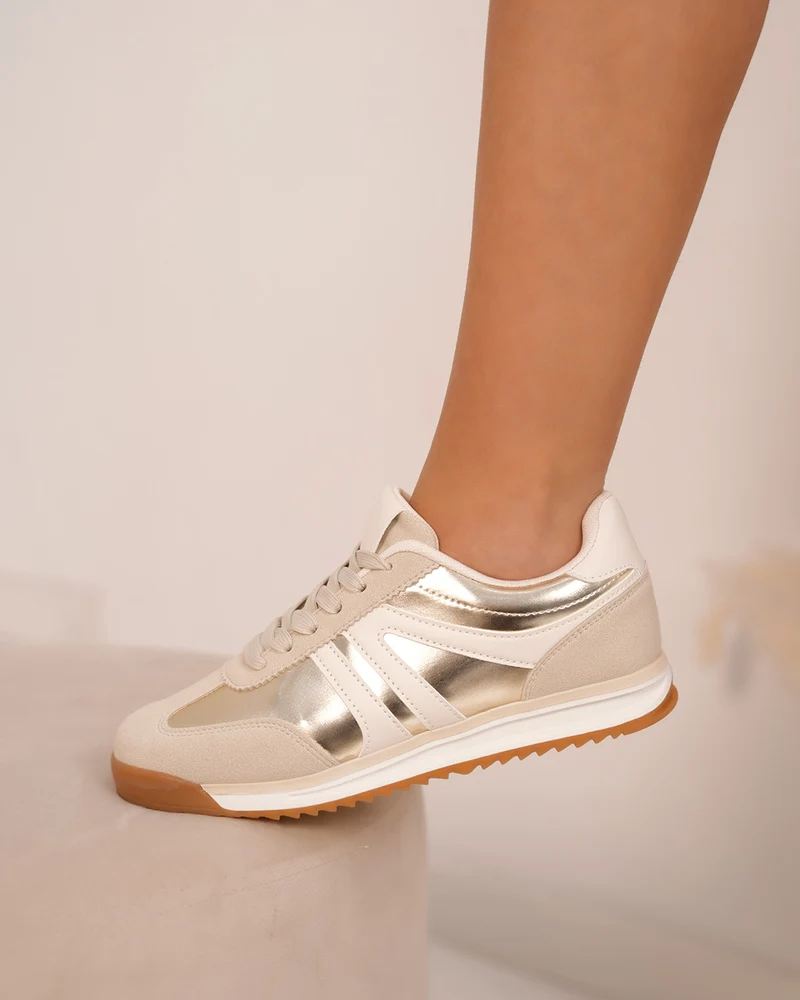 Basket femme beige avec empiècement doré et semelle crantée