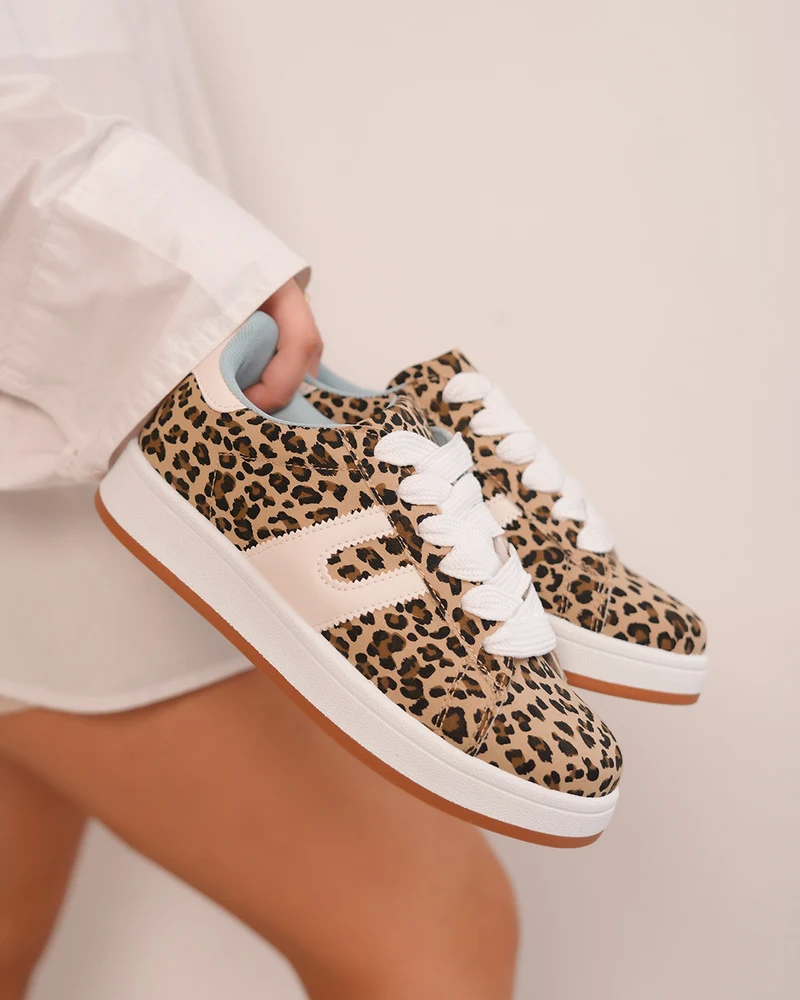Basket femme à motif léopard avec détails blancs et intérieur bleu ciel