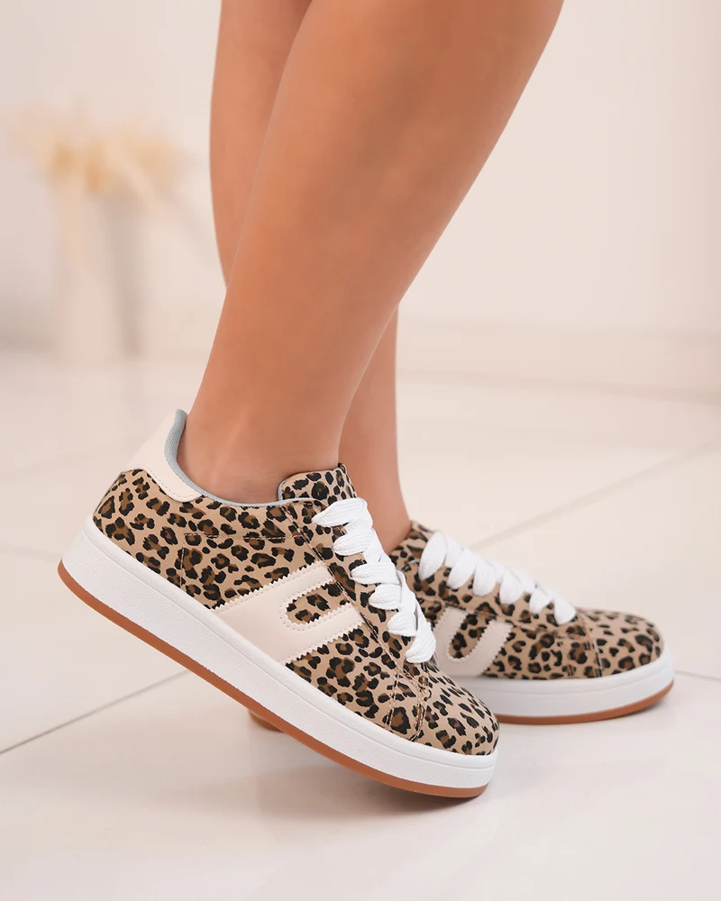 Basket femme à motif léopard avec détails blancs et intérieur bleu ciel