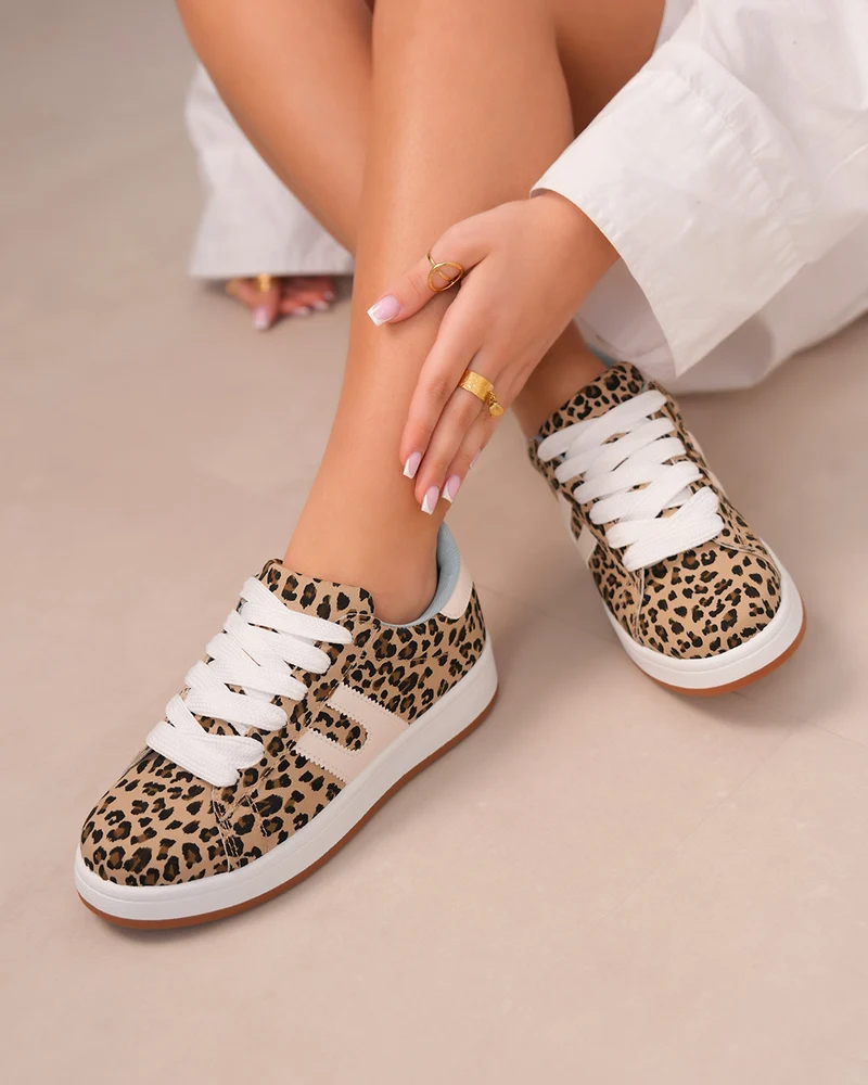 Basket femme à motif léopard avec détails blancs et intérieur bleu ciel