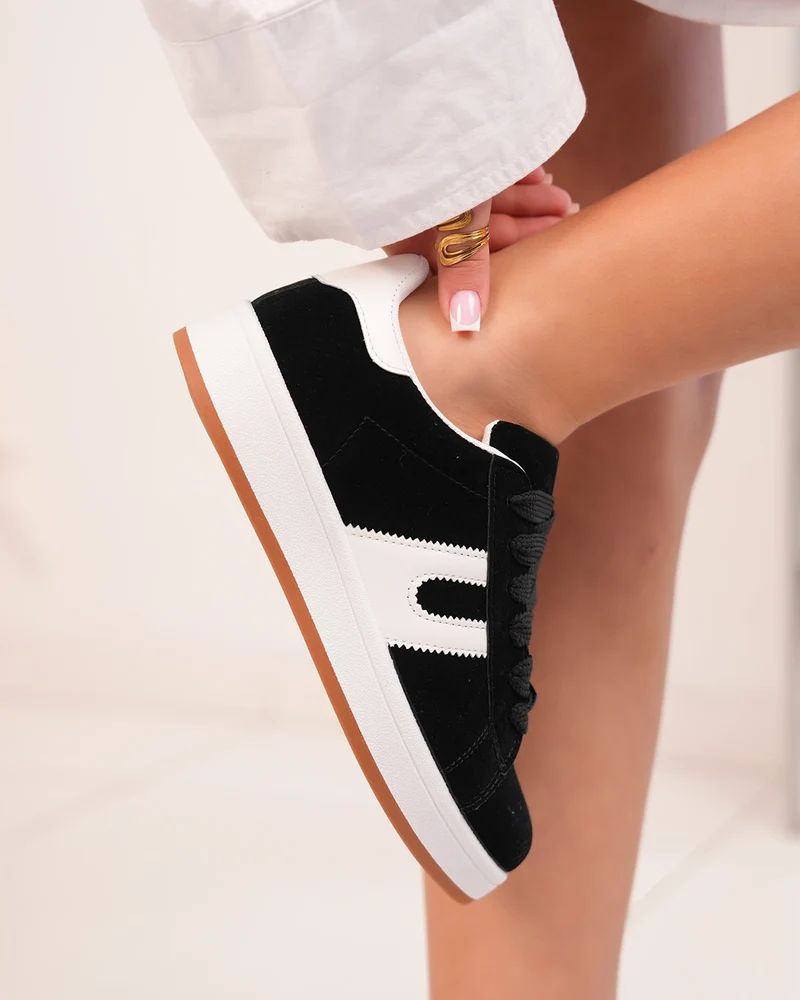 Basket femme en suédine noire avec rayures blanches et semelle plate