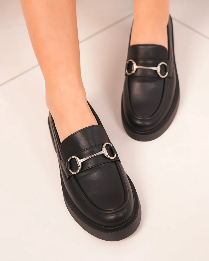 Mocassin Femme Noir Élégant avec Bijou Argenté