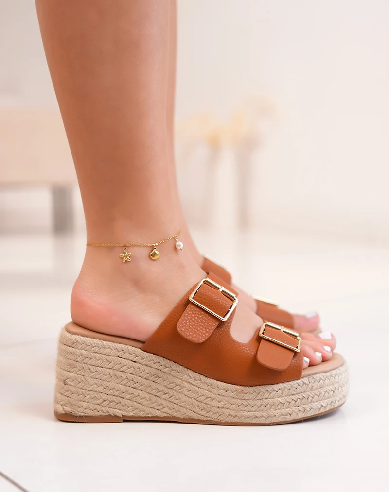 Mules FINDLAY femme camel à brides effet grainé et talon compensé brodé