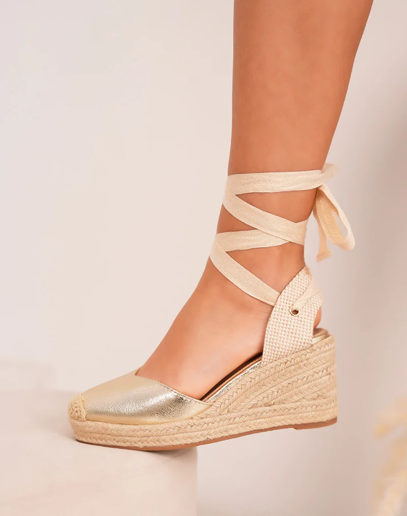 Sandales FINDLAY femme dorées effet grainé à bout rond tissé avec talon compensé et liens à nouer