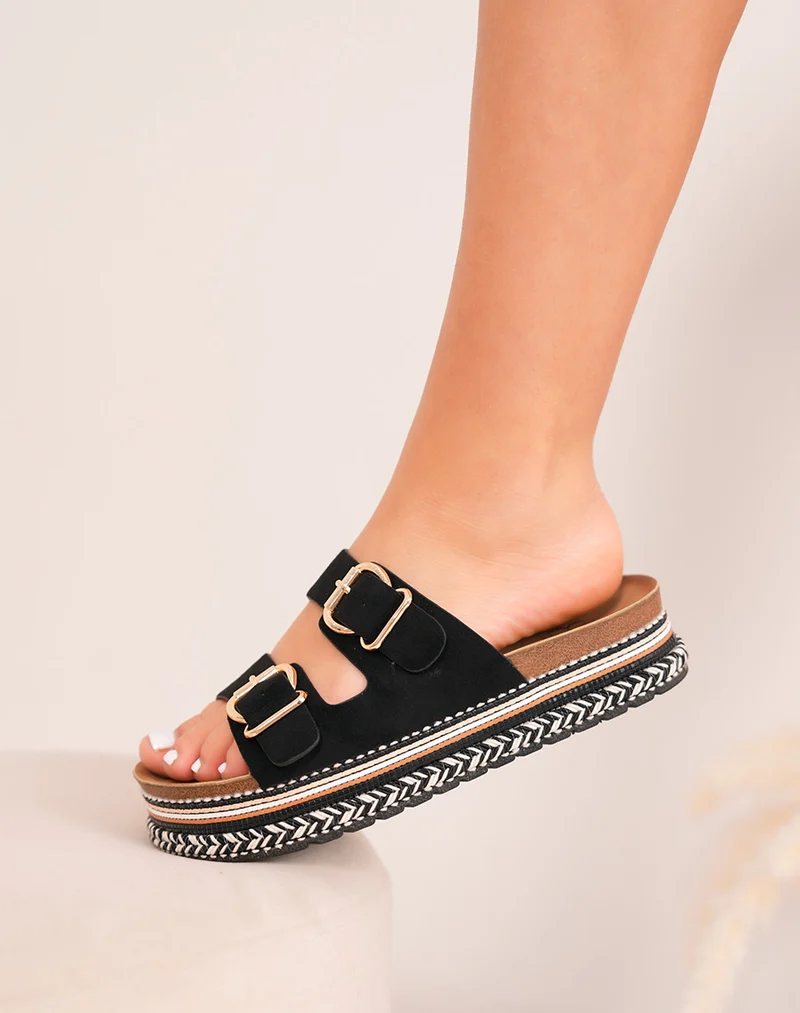 Mules femme noires en suédine tendance avec sangles dorées et plateforme tissée