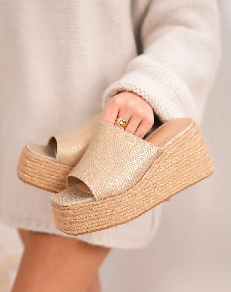 Sandales femme FINDLAY compensées beige et doré avec bride tissée et talon brodé