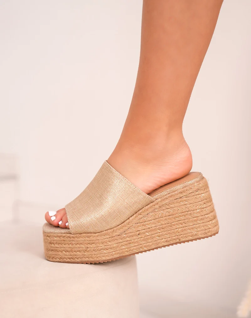 Sandales femme FINDLAY compensées beige et doré avec bride tissée et talon brodé