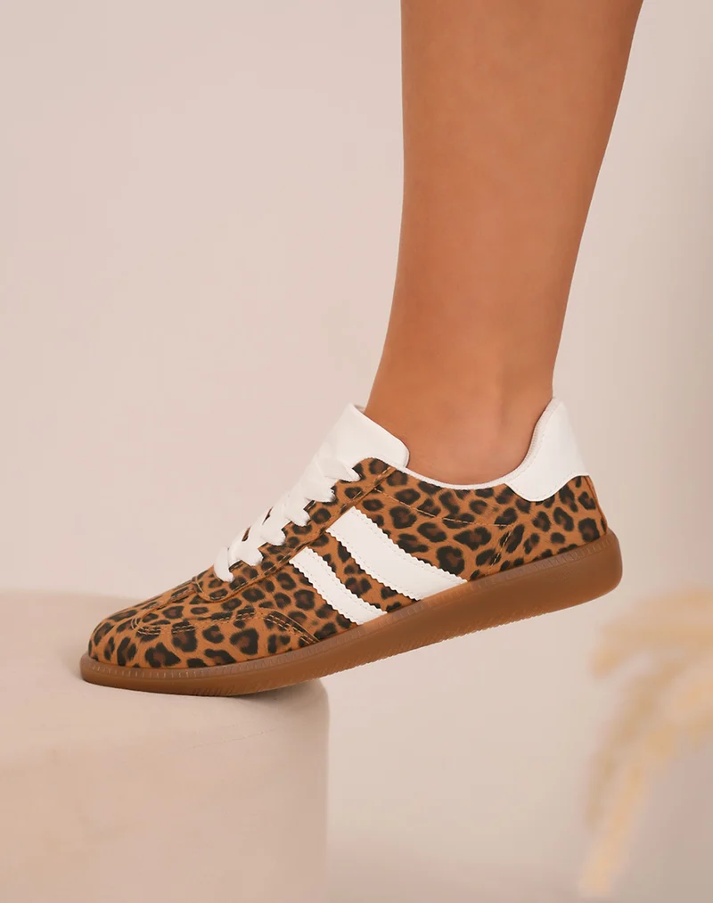 Baskets femme léopard tendance avec rayures blanches et semelle marron