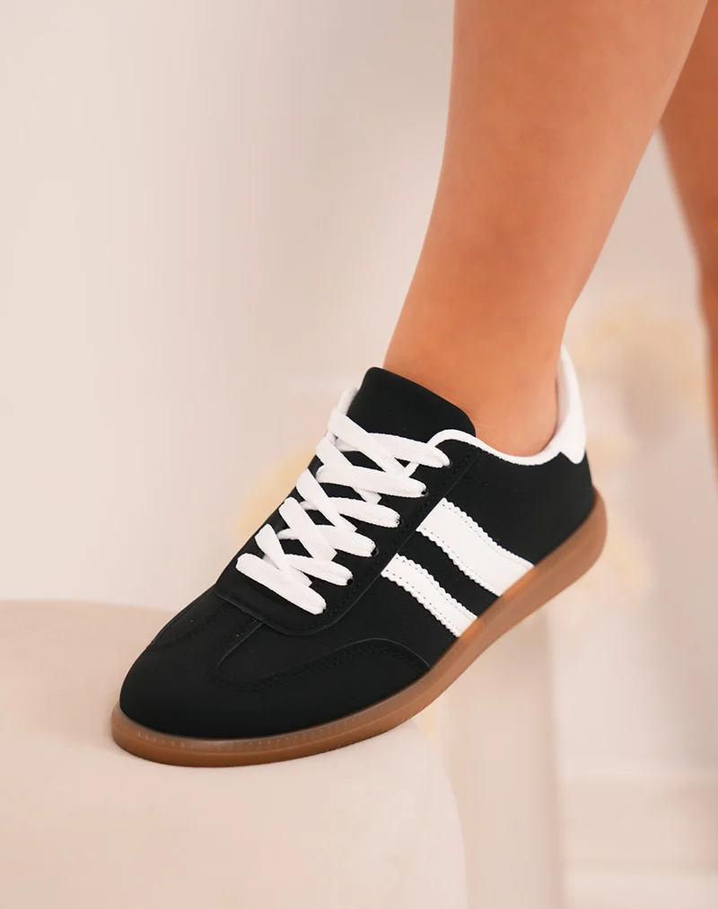Baskets femme noires tendance avec rayures blanches et semelle marron
