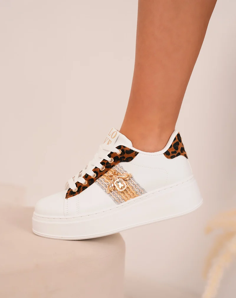 Baskets femme blanches tendance avec détails léopard et bijou doré